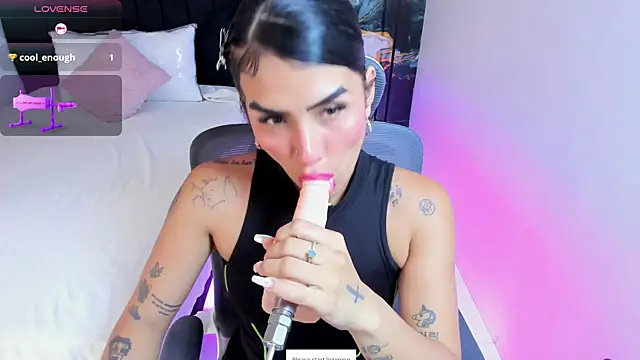 Snapshot of Alanna_Wild chatting on June 29, 5:46 pm Alanna Wild online show from June 29, 5:46 pm