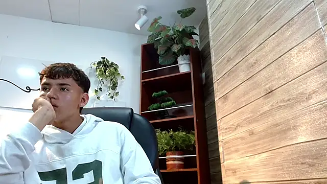 Snapshot of Ryan_grayx chatting on May 27, 2:36 pm Ryan grayx online show from May 27, 2:36 pm