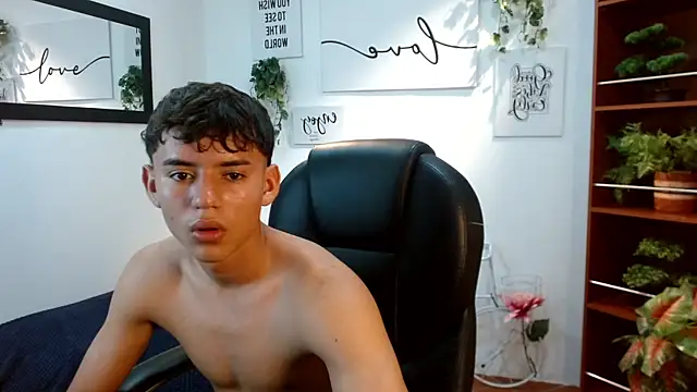 Snapshot of Ryan_grayx chatting on May 28, 2:36 pm Ryan grayx online show from May 28, 2:36 pm