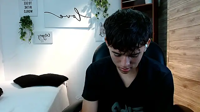 Snapshot of Ryan_grayx chatting on June 19, 2:43 pm Ryan grayx online show from June 19, 2:43 pm