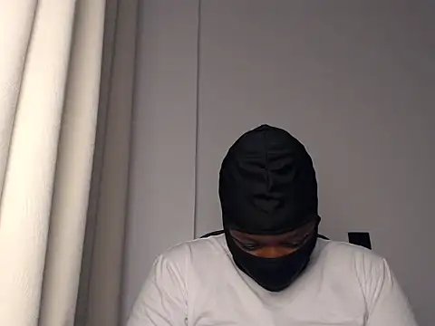Snapshot of Ebony_heat chatting on May 29, 8:18 pm Ebony heat online show from May 29, 8:18 pm