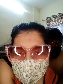 Snapshot of Desii_Couple69 chatting on May 29, 8:34 am Desii Couple69 online show from May 29, 8:34 am
