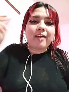 Snapshot of curvy_latina chatting on June 22, 3:25 am curvy latina online show from June 22, 3:25 am