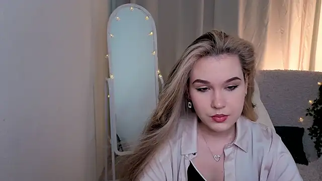 NelliSimson online show from June 3, 2:33 pm