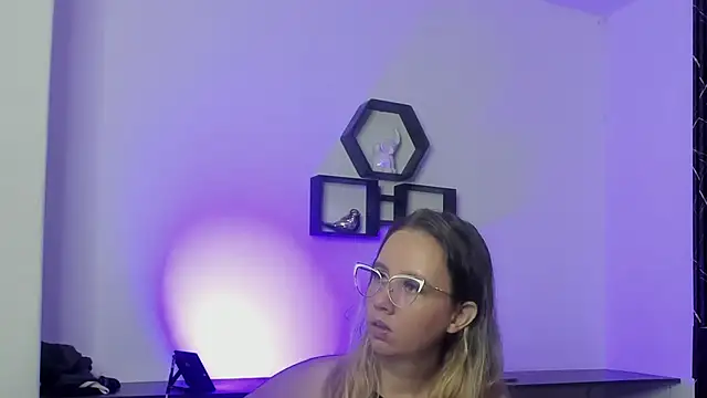 Mia and Erick online show from July 4, 2:29 am