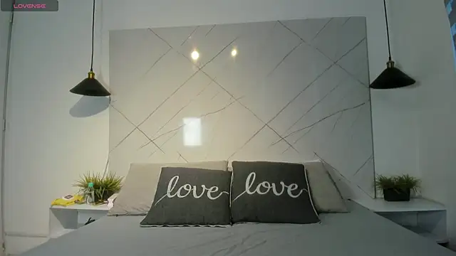 Snapshot of SARAH_COLLENS_ chatting on June 6, 11:37 am SARAH COLLENS online show from June 6, 11:37 am