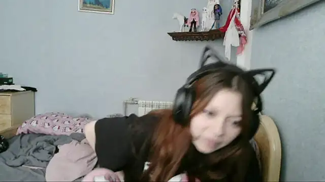 Snapshot of AlessiaViolet chatting on June 24, 10:36 am AlessiaViolet online show from June 24, 10:36 am