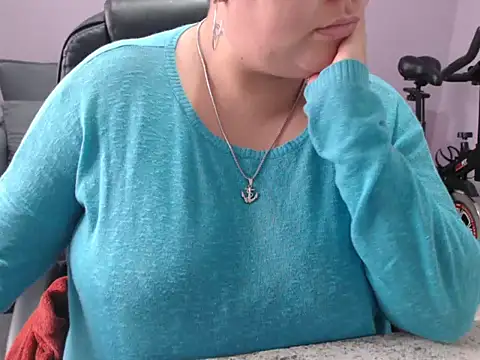 Snapshot of June_Osborne chatting on May 29, 6:06 pm June Osborne online show from May 29, 6:06 pm