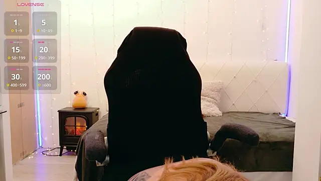 LindaWhite  online show from March 22, 5:38 pm