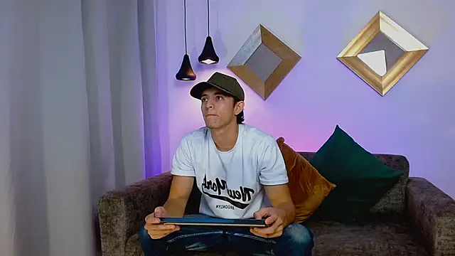 Snapshot of AxelFalconn chatting on June 3, 6:24 pm AxelFalconn online show from June 3, 6:24 pm