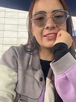 Snapshot of arilynn_ chatting on June 18, 3:49 pm arilynn online show from June 18, 3:49 pm