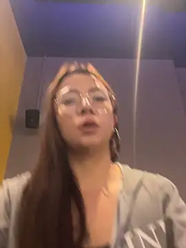 Snapshot of arilynn_ chatting on June 25, 5:50 pm arilynn online show from June 25, 5:50 pm