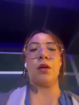 Snapshot of arilynn_ chatting on July 9, 12:04 am arilynn online show from July 9, 12:04 am