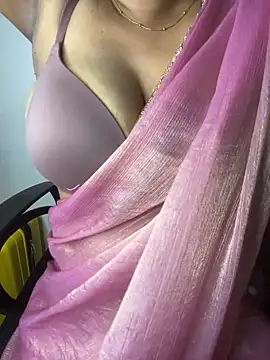 Snapshot of sexyveena chatting on June 7, 2:32 pm sexyveena online show from June 7, 2:32 pm