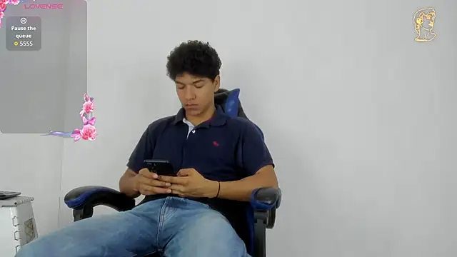 Snapshot of Maximiliano_Young chatting on June 27, 12:44 pm Maximiliano Young online show from June 27, 12:44 pm