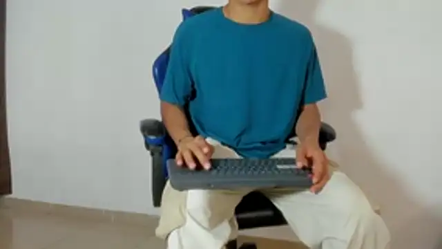 Snapshot of Maximiliano_Young chatting on July 7, 12:31 pm Maximiliano Young online show from July 7, 12:31 pm