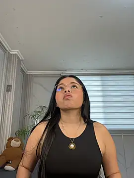 ValentinaLuciana online show from July 11, 1:47 pm