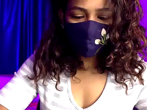 Snapshot of Nisha-moon chatting on June 22, 6:43 am Nisha-moon online show from June 22, 6:43 am