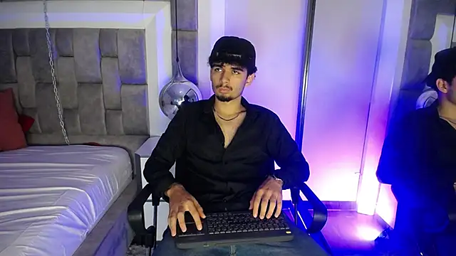 LucasThomson  online show from June 23, 4:10 am