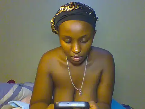 Snapshot of Sexie_bobbies chatting on June 25, 8:13 pm Sexie bobbies online show from June 25, 8:13 pm