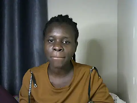 Snapshot of queen_lola1 chatting on July 6, 3:47 am queen lola1 online show from July 6, 3:47 am