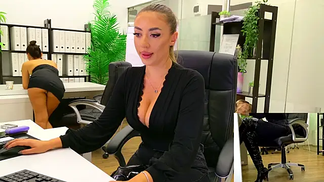 Snapshot of BabesGoWild chatting on September 12, 4:45 am BabesGoWild online show from September 12, 4:45 am