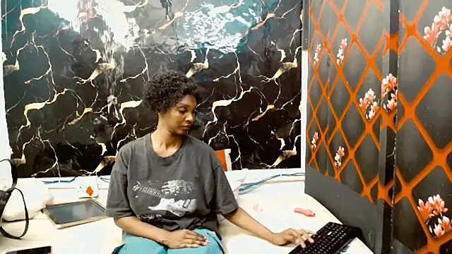 Caramelminxx  online show from July 7, 7:45 am