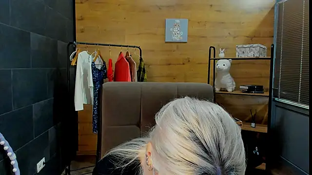 Snapshot of DaisyHopkins chatting on June 20, 9:45 am DaisyHopkins online show from June 20, 9:45 am