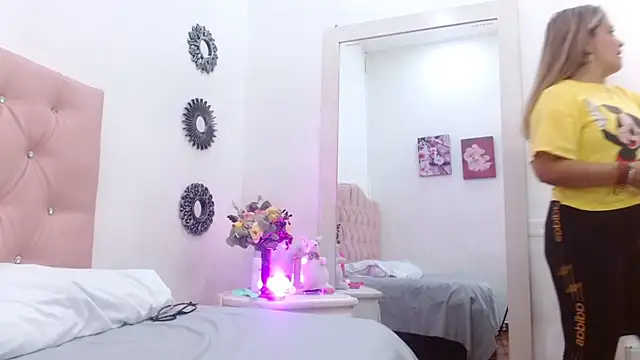Snapshot of _saray_rose chatting on July 4, 4:13 pm saray rose online show from July 4, 4:13 pm