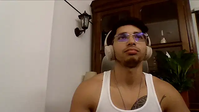 Snapshot of David_Tresh5 chatting on June 12, 8:19 pm David Tresh5 online show from June 12, 8:19 pm