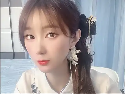 Snapshot of Vivi2222vivi chatting on June 11, 2:22 am Vivi2222vivi online show from June 11, 2:22 am