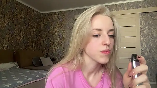 Snapshot of KrissySharp chatting on June 18, 9:14 am KrissySharp online show from June 18, 9:14 am