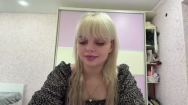 Snapshot of LucilleGrammont chatting on June 8, 8:26 am LucilleGrammont online show from June 8, 8:26 am