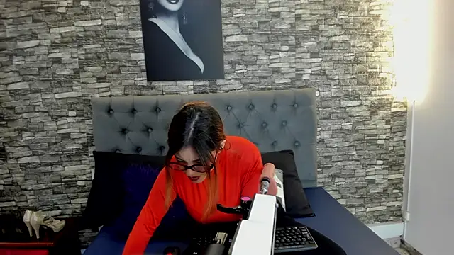 Snapshot of AngeliqueGirard chatting on July 5, 9:11 pm AngeliqueGirard online show from July 5, 9:11 pm