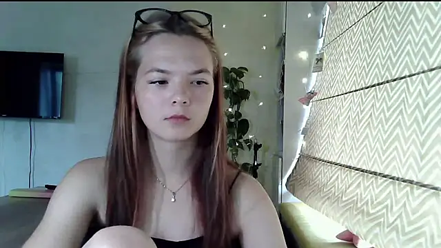 Snapshot of AvrilGillig chatting on July 13, 9:23 am AvrilGillig online show from July 13, 9:23 am