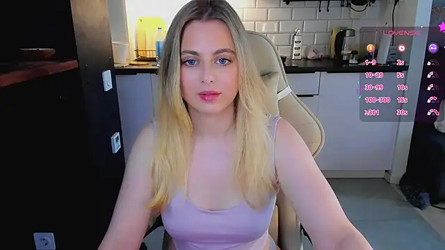 Snapshot of blonde_kellyy chatting on July 4, 4:51 am blonde kellyy online show from July 4, 4:51 am