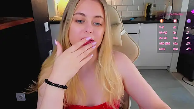 Snapshot of blonde_kellyy chatting on July 5, 4:19 am blonde kellyy online show from July 5, 4:19 am