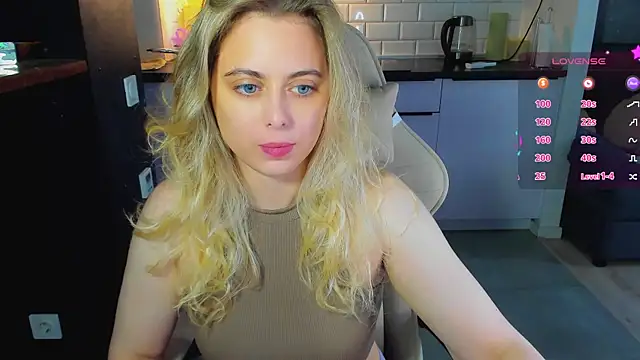 Snapshot of blonde_kellyy chatting on August 5, 4:15 am blonde kellyy online show from August 5, 4:15 am