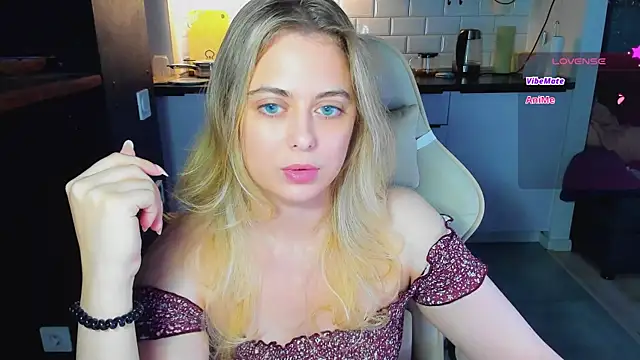 Snapshot of blonde_kellyy chatting on August 7, 2:35 am blonde kellyy online show from August 7, 2:35 am