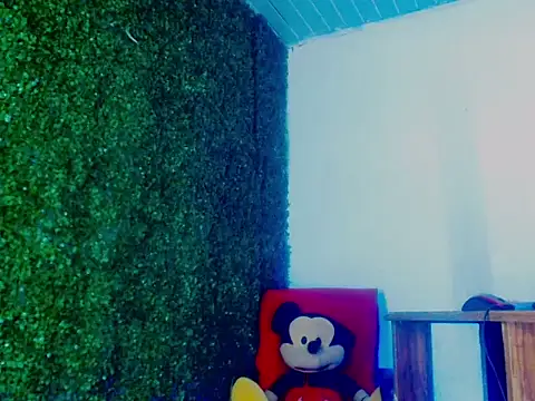 Snapshot of Vanesexygirl chatting on July 15, 11:21 pm Vanesexygirl online show from July 15, 11:21 pm