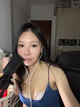 Snapshot of DouDou-2001 chatting on June 8, 1:00 pm DouDou-2001 online show from June 8, 1:00 pm