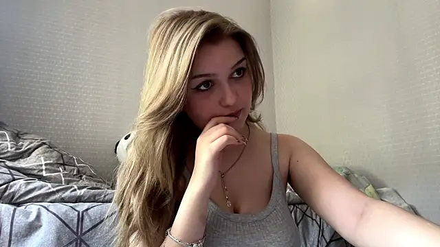 Snapshot of CloudyFoxy chatting on June 13, 11:08 am CloudyFoxy online show from June 13, 11:08 am