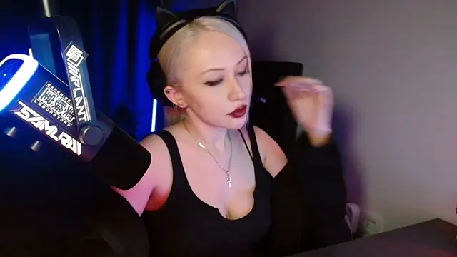 Snapshot of roxxyrowe chatting on June 13, 1:36 am roxxyrowe online show from June 13, 1:36 am