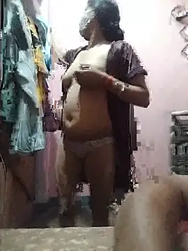 Snapshot of House_girl22 chatting on July 3, 4:57 pm House girl22 online show from July 3, 4:57 pm