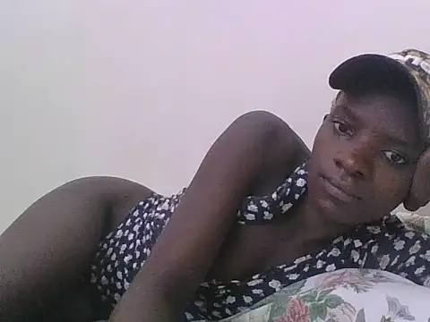 Snapshot of ebonypetite2 chatting on July 13, 5:43 am ebonypetite2 online show from July 13, 5:43 am