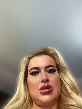 Snapshot of BarbieLeahX chatting on July 1, 9:44 am BarbieLeahX online show from July 1, 9:44 am