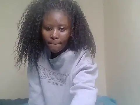 Snapshot of cute_bee chatting on July 13, 11:51 pm cute bee online show from July 13, 11:51 pm