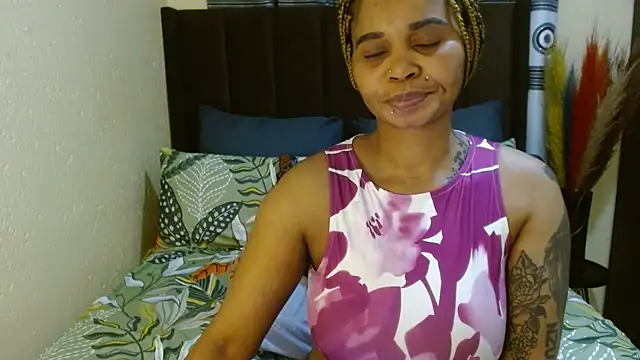 NaughtyLuux12 online show from July 23, 4:21 am