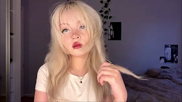Snapshot of Velvets_Vixens01 chatting on June 24, 5:45 pm Velvets Vixens01 online show from June 24, 5:45 pm