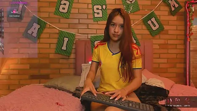 Snapshot of Julieta_moretti chatting on July 4, 3:24 am Julieta moretti online show from July 4, 3:24 am